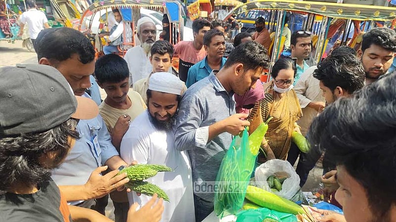 কুমিল্লায় শিক্ষার্থীদের ন্যায্যমূল্যের বাজার, খুশি ক্রেতা