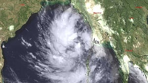 সাগরে ঘূর্ণিঝড় দানা, ২ নম্বর সংকেত