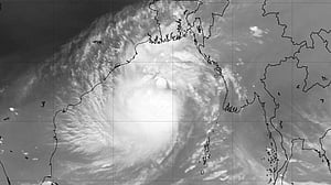 ঘূর্ণিঝড় দানা: চার বন্দরে ৩ নম্বর সংকেত