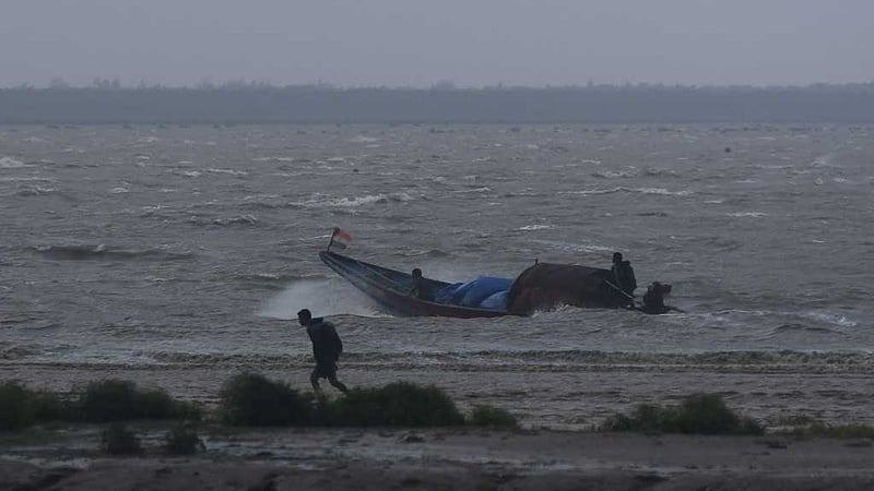 প্রবল ঘূর্ণিঝড় 'দানা': উপকূলে জলোচ্ছ্বাসের আভাস