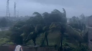 উড়িষ্যা, পশ্চিমবঙ্গ উপকূলে আঘাত হানার পর শক্তি হারাচ্ছে ঘূর্ণিঝড় ‘দানা’
