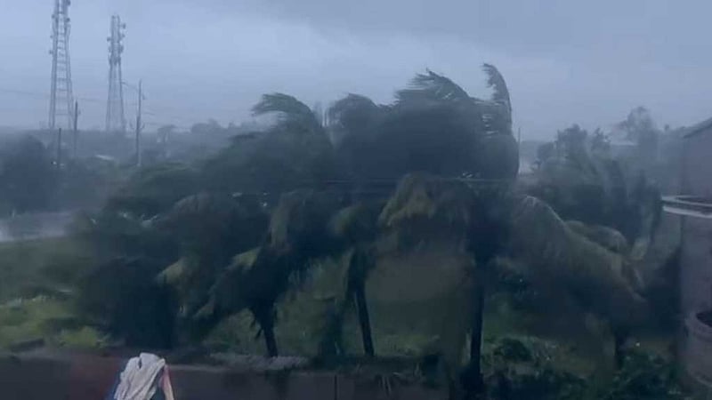 উড়িষ্যা, পশ্চিমবঙ্গ উপকূলে আঘাত হানার পর শক্তি হারাচ্ছে ঘূর্ণিঝড় ‘দানা’