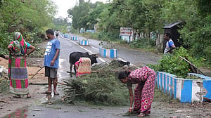 ঘূর্ণিঝড় দানায় লণ্ডভণ্ড উড়িষ্যা উপকূল, পশ্চিমবঙ্গে মৃত ১