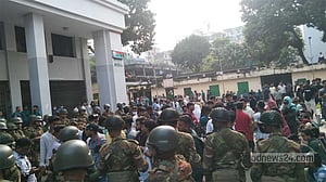 ফল পুনর্মূল্যায়ন: ঢাকা বোর্ডে তুলকালাম, কর্মকর্তারা অবরুদ্ধ