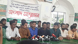 ঢাবিতে আওয়ামী লীগের পক্ষে মিছিল, প্রতিবাদ ছাত্র অধিকার পরিষদের