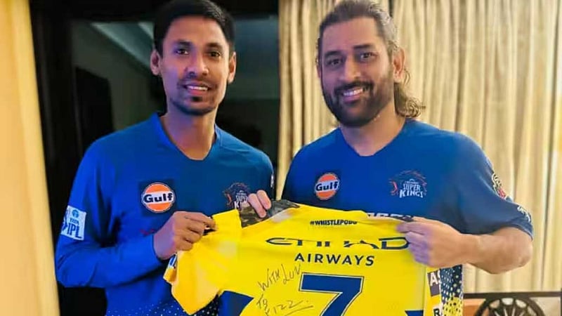 ধোনিকে ধরে রেখে মুস্তাফিজকে ছেড়ে দিল চেন্নাই