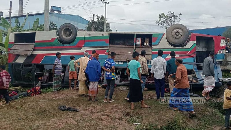 দিনাজপুরে বাস উল্টে যাত্রী নিহত, আহত ১০