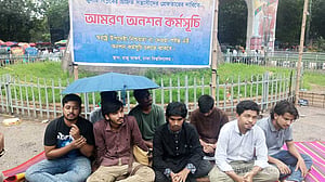 আটজনের অনশন ভাঙালেন ঢাবি প্রক্টর