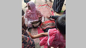 পরীক্ষার হলে মেয়ে, বাইরে অপেক্ষায় মা ঢলে পড়লেন মৃত্যুর কোলে
