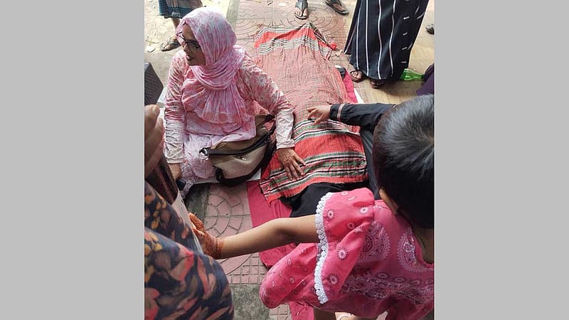 পরীক্ষার হলে মেয়ে, বাইরে অপেক্ষায় মা ঢলে পড়লেন মৃত্যুর কোলে