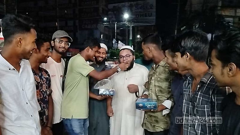 ছাত্রলীগ নিষিদ্ধ: ফেনীতে মধ্যরাতে আনন্দ মিছিল ও মিষ্টি বিতরণ