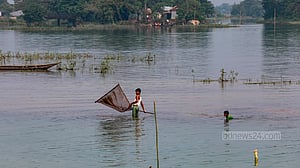 টাঙ্গুয়ার হাওরে বাঁধ উপচে পড়ছে পাহাড়ি ঢল