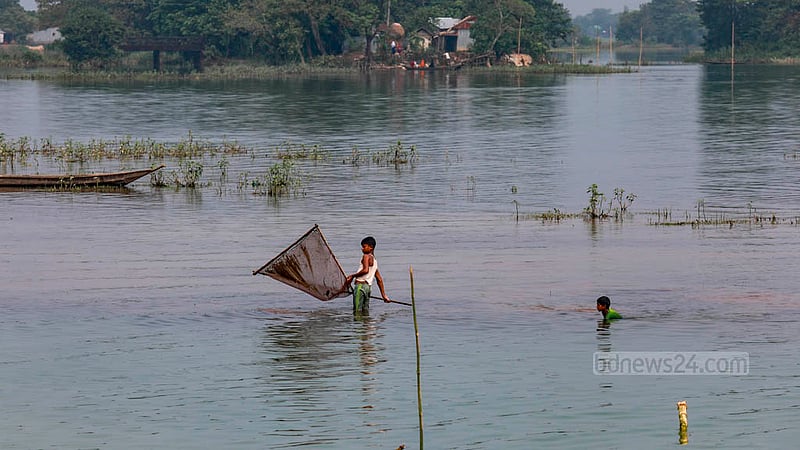 টাঙ্গুয়ার হাওরে বাঁধ উপচে পড়ছে পাহাড়ি ঢল