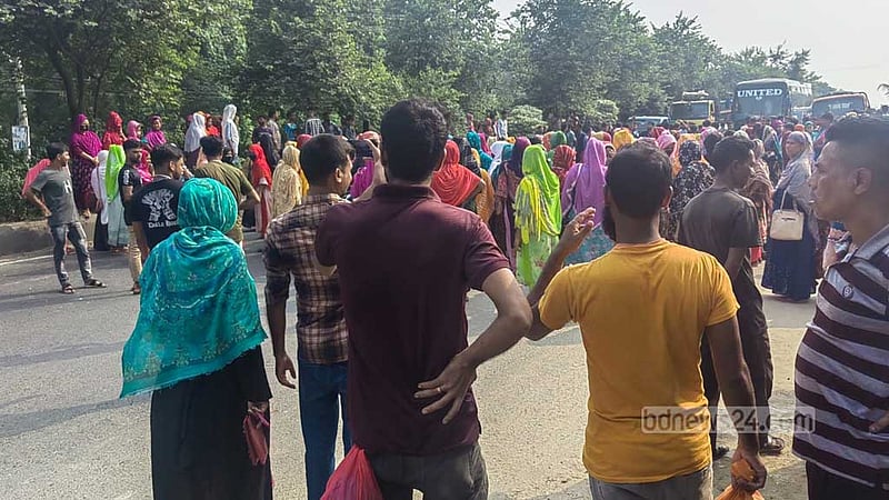 গাজীপুরে বেতনের দাবিতে বেক্সিমকো শ্রমিকদের দুই দফা সড়ক অবরোধ