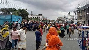 গাজীপুর মহাসড়কে পোশাক শ্রমিকদের বিক্ষোভ, ৩ ঘণ্টা ভোগান্তি