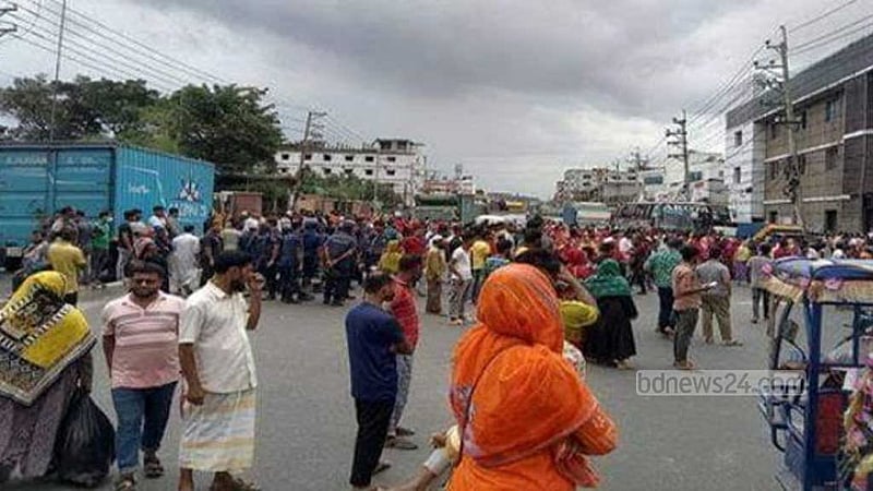 গাজীপুর মহাসড়কে পোশাক শ্রমিকদের বিক্ষোভ, ৩ ঘণ্টা ভোগান্তি