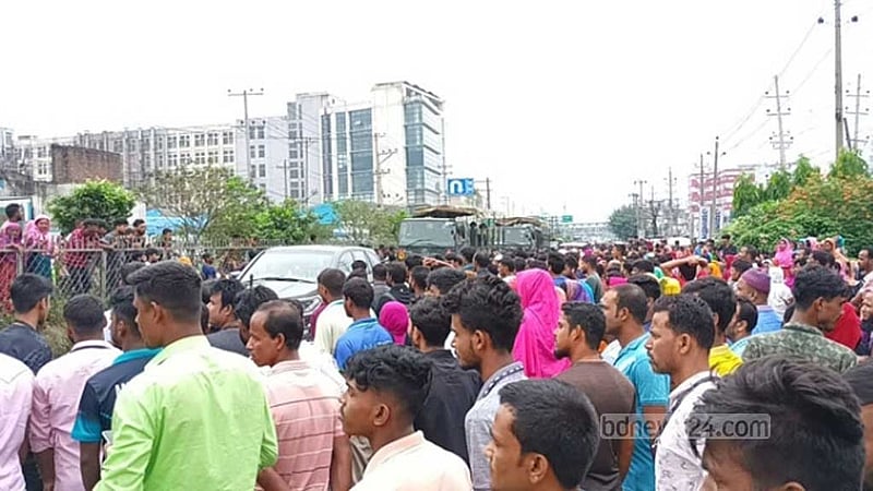 গাজীপুরে সড়ক অবরোধ করে পোশাক শ্রমিকদের বিক্ষোভ, যানজট