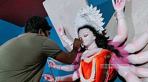 শেষ মুহূর্তে রং তুলির আঁচড়ে দেবীকে ফুটিয়ে তুলছেন শিল্পীরা