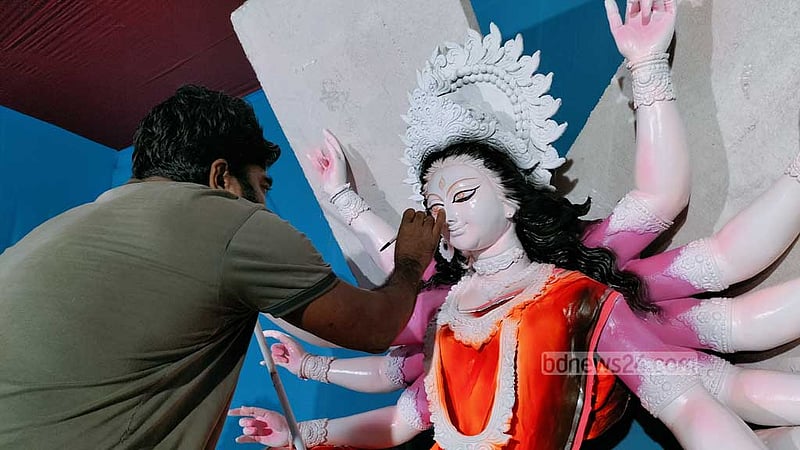 শেষ মুহূর্তে রং তুলির আঁচড়ে দেবীকে ফুটিয়ে তুলছেন শিল্পীরা