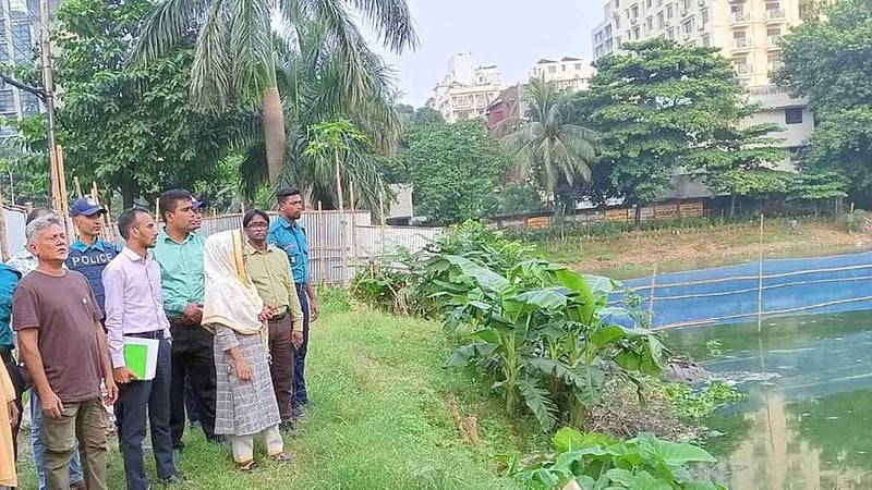 গুলশান লেক ভরাটের কাজ বন্ধ করল পরিবেশ অধিদপ্তর