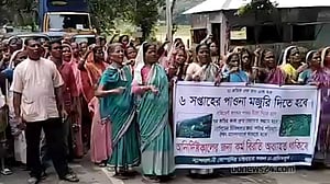 ৬ সপ্তাহ মজুরি নেই, না খেয়ে মারা যাব: চা শ্রমিক দিপালী