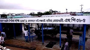 দানা: ঢাকা থেকে ৫ রুটে লঞ্চ চলাচল বন্ধ