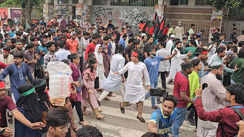 হাই কোর্ট ঘেরাওয়ে শিক্ষার্থীরা, আইনজীবীদের বিক্ষোভ মিছিল