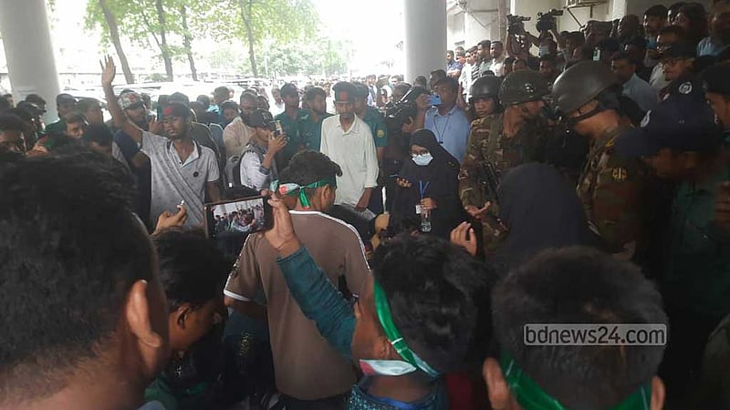 সচিবালয়ে বিক্ষোভ: ২৬ শিক্ষার্থীকে গ্রেপ্তার দেখাল পুলিশ