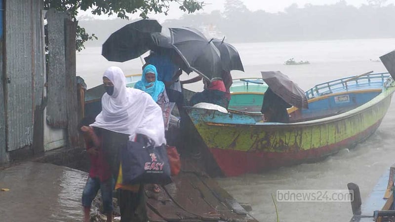 ‘দানা’: দিনভর থেমে থেমে বৃষ্টি, জেলায়-জেলায় প্রস্তুতি