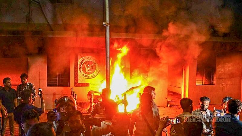 জাতীয় পার্টির কেন্দ্রীয় কার্যালয়ে আগুন