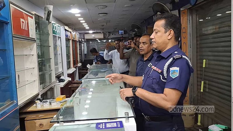 জয়পুরহাটে শো রুম থেকে ‘কোটি টাকার’ মোবাইল চুরি, আটক ২