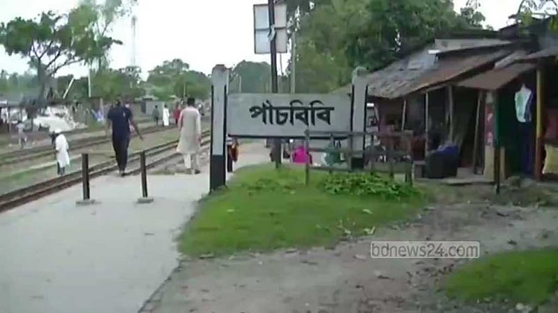 জয়পুরহাটে ট্রেনে কাটা পড়ে ভ্যানচালকের মৃত্যু