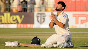বারবার হৃদয় ভাঙার পরও হাল না ছাড়ার গল্প শোনালেন অভিষেকে সেঞ্চুরিয়ান কামরান