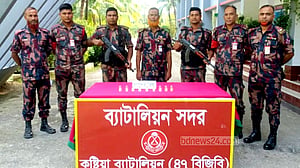 বাসে মিলল কোটি টাকার সাপের বিষ