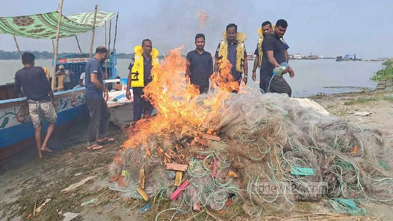নিষেধাজ্ঞা অমান্য করে ইলিশ ধরায় মাদারীপুরে ৫ জেলেকে জরিমানা