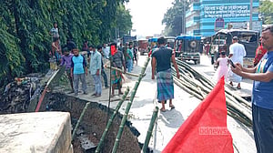 নবগঙ্গা নদীর স্লুইচ গেইটের দেয়ালে ভাঙন, যান চলাচলে ধীরগতি