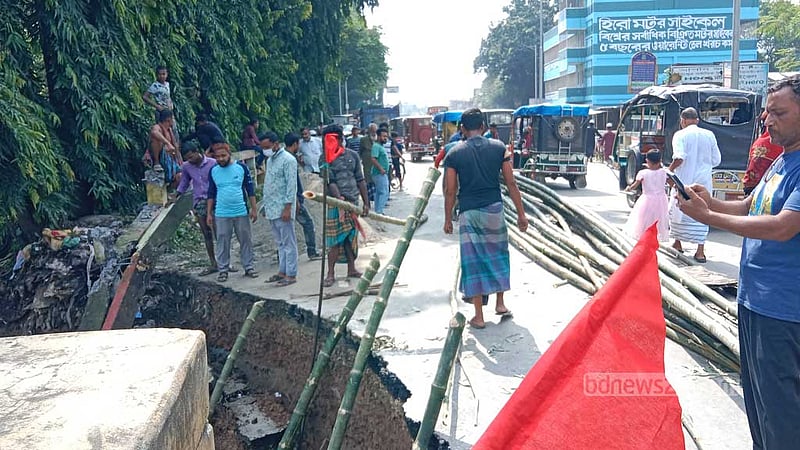 নবগঙ্গা নদীর স্লুইচ গেইটের দেয়ালে ভাঙন, যান চলাচলে ধীরগতি