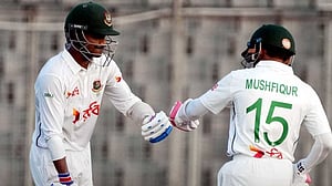 হতাশার দিনে ইনিংস পরাজয় এড়ানোর লড়াই বাংলাদেশের