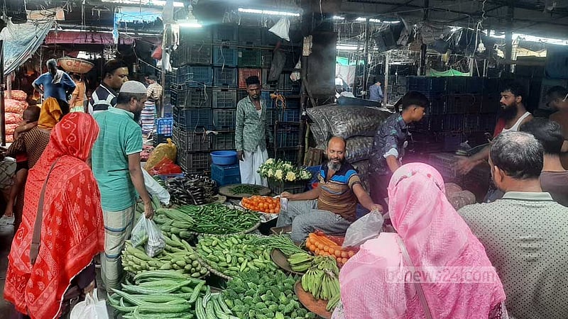 ‘১০০ টাকার নিচে সবজি নাই’