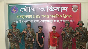 মোহাম্মদপুরে ছিনতাইকালে হাতেনাতে আটক ২