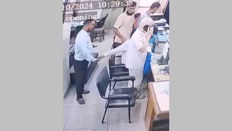 মোহাম্মদপুরে ব্যাংক থেকে গ্রাহকের লাখ টাকা চুরি