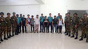 মোহাম্মদপুরে যৌথ বাহিনীর অভিযানে গ্রেপ্তার ৩১