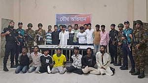 মোহাম্মদপুরে যৌথ বাহিনীর অভিযান, আটক ৪৫