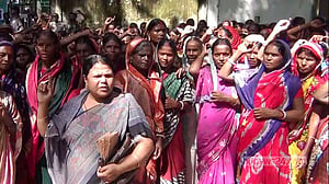 বিক্ষুব্ধ চা শ্রমিকরা কর্মবিরতিতে, কবে পাবেন বেতন