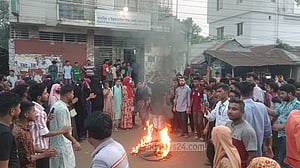 ময়মনসিংহে অবরুদ্ধ বোর্ড চেয়ারম্যান, সড়কে বিক্ষোভে ভোগান্তি