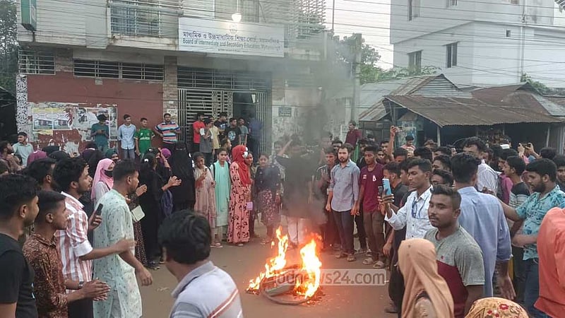ময়মনসিংহে অবরুদ্ধ বোর্ড চেয়ারম্যান, সড়কে বিক্ষোভে ভোগান্তি