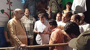 ‘নাচতে গিয়ে পায়ে পারা লাগায়’ মারামারি, ছুরিকাঘাত