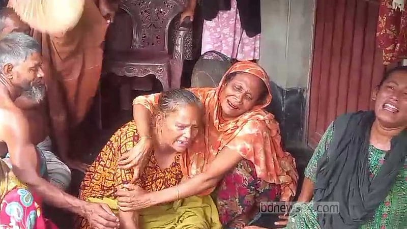 নাটোরে স্কুল থেকে ফেরার পথে মাইক্রোর চাপায় প্রাণ গেল শিশুর