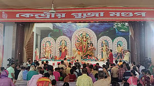 নবমীতে ‘বিহিত পূজা’, ‘দর্পণ বিসর্জনে’ মণ্ডপে বিদায়ের সুর
