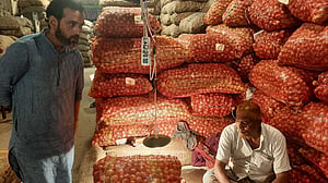 চড়ছে পেঁয়াজ, ব্যবসায়ীরা বলছেন সরবরাহ সংকট